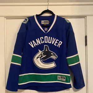 Canucks womens jersey